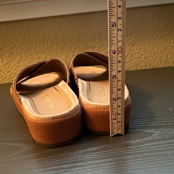 Vionic Women's Tan Brown Suede Crisscross Mules Size 6 - Picture 7 of 8